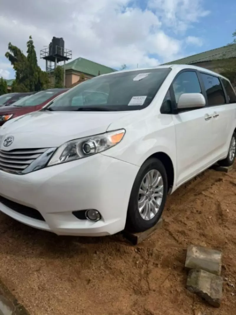 TOYOTA Sienna   - 2011