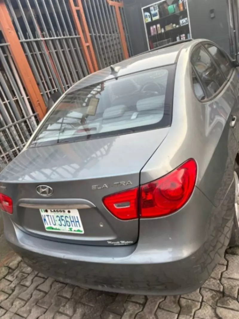 Hyundai Elantra   - 2009