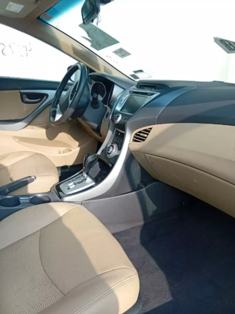 Hyundai Elantra   - 2012