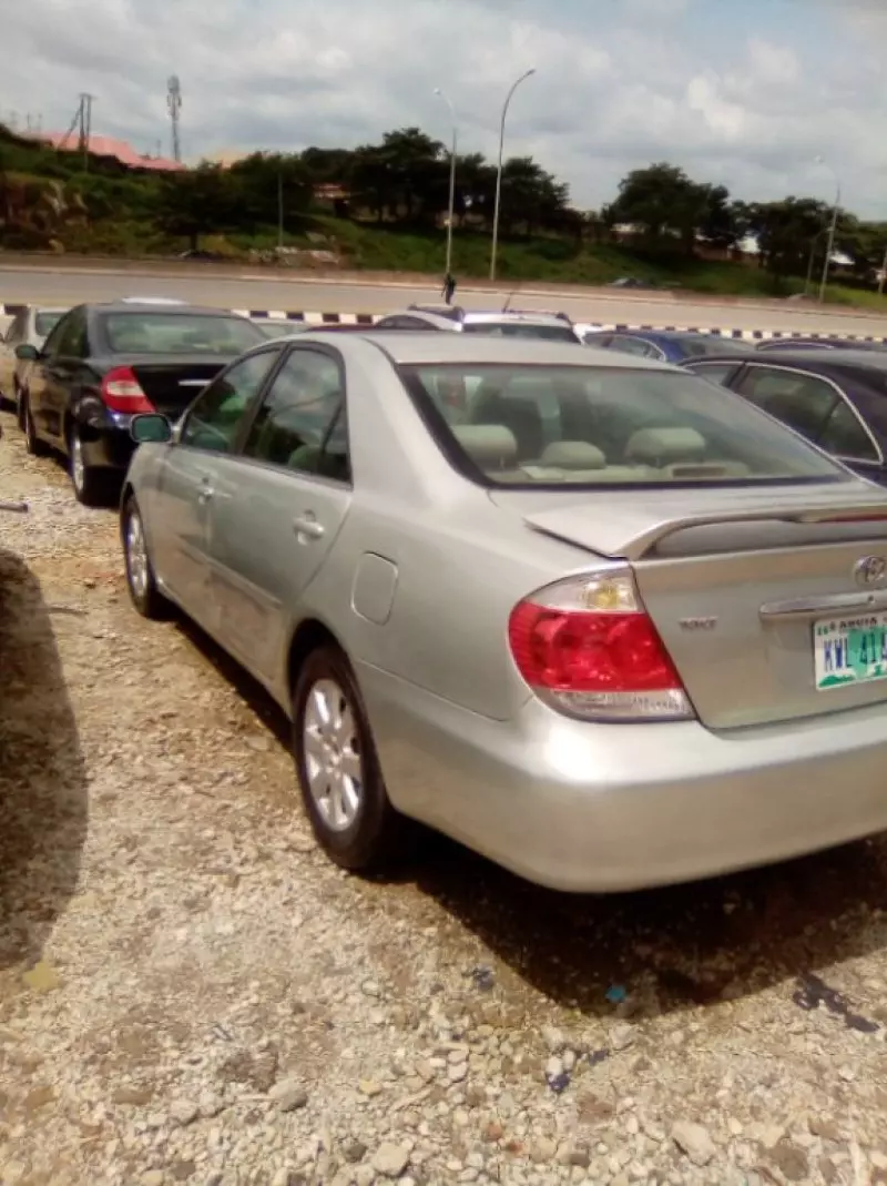Toyota Camry   - 2004