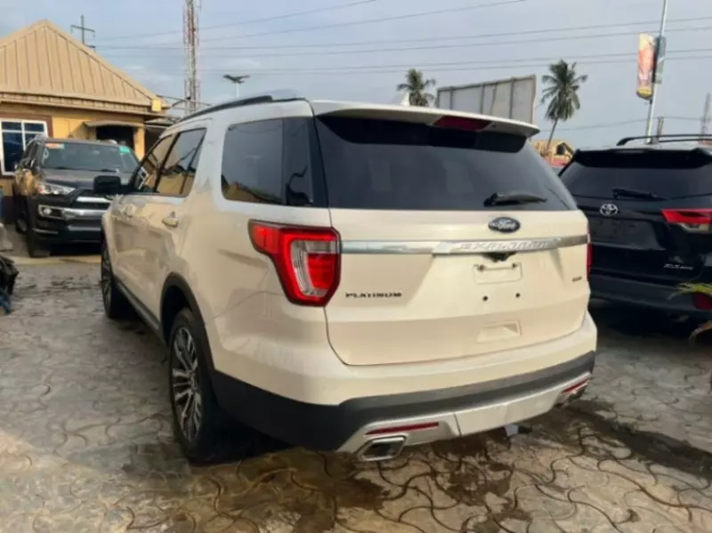Ford Explorer   - 2016