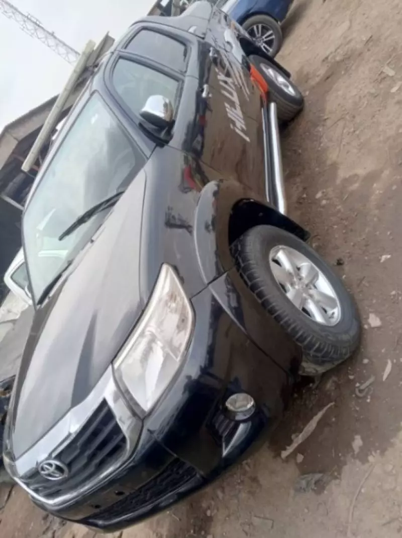 Toyota Hilux    - 2014