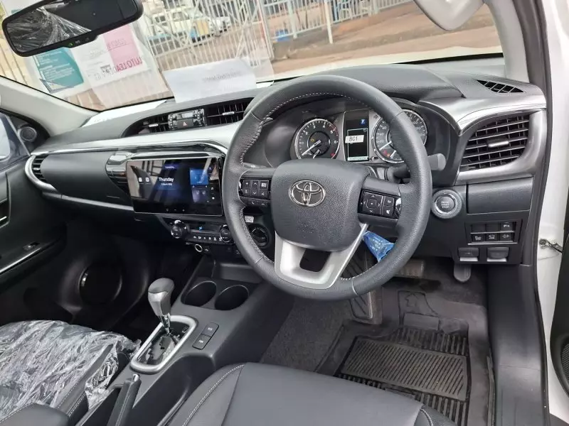 Toyota Hilux Revo    - 2025