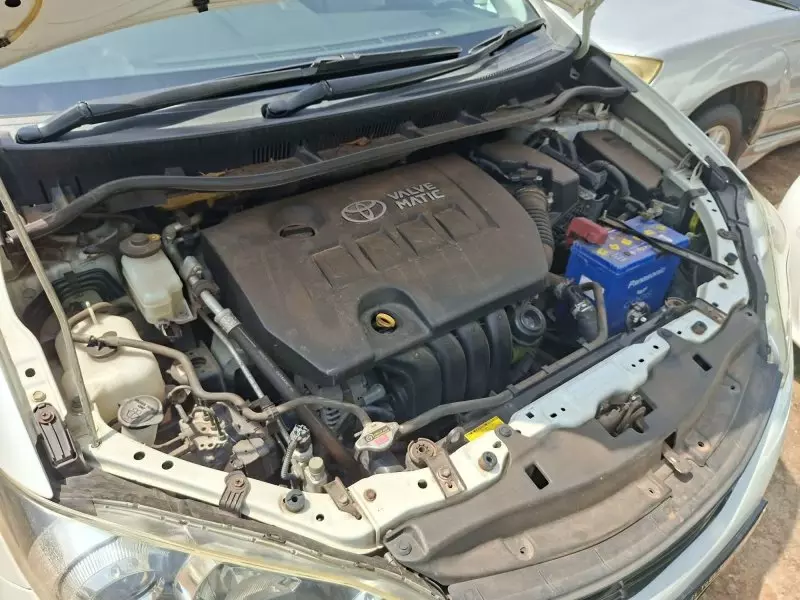Toyota Isis    - 2012