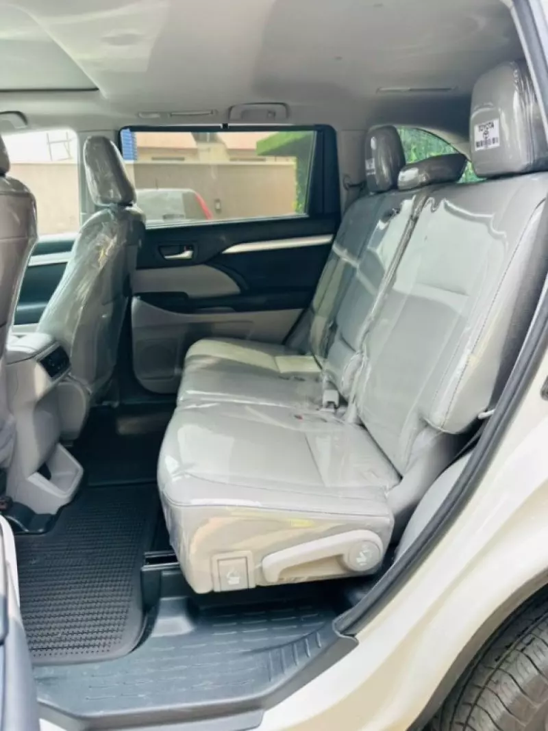 Toyota Highlander   - 2016