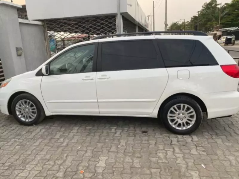 Toyota Sienna   - 2009