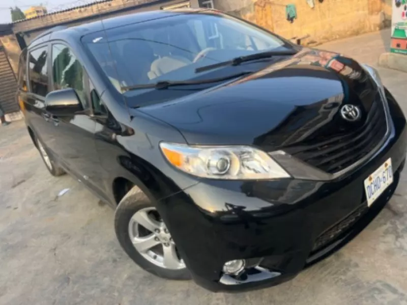 Toyota Sienna   - 2011