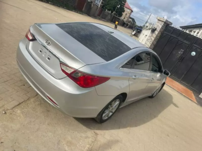 Hyundai Sonata   - 2011