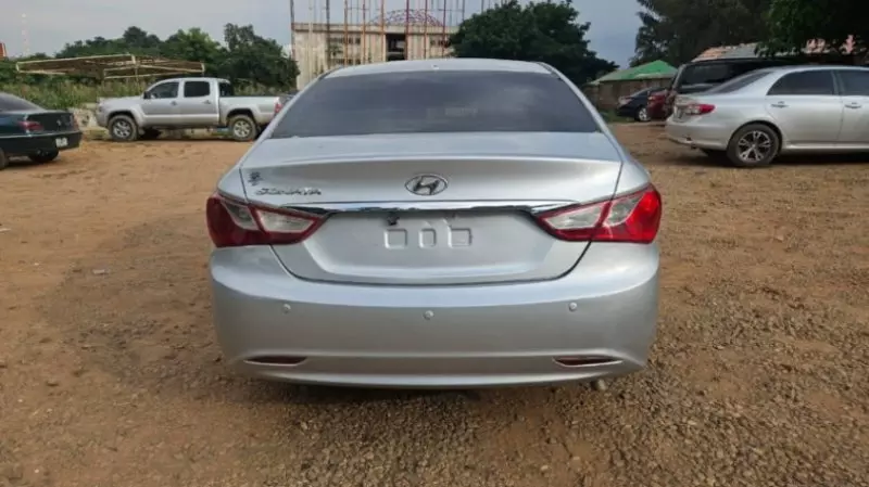 Hyundai Sonata   - 2010