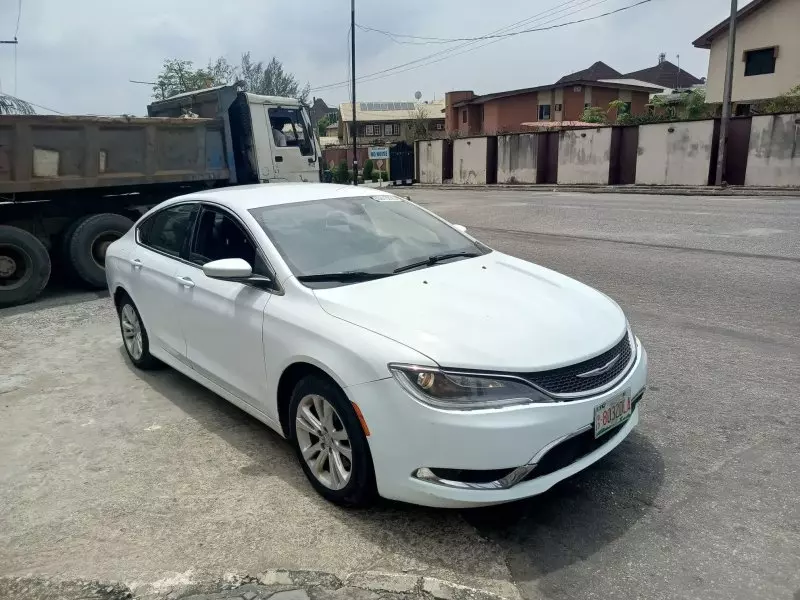 Chrysler 200   - 2015