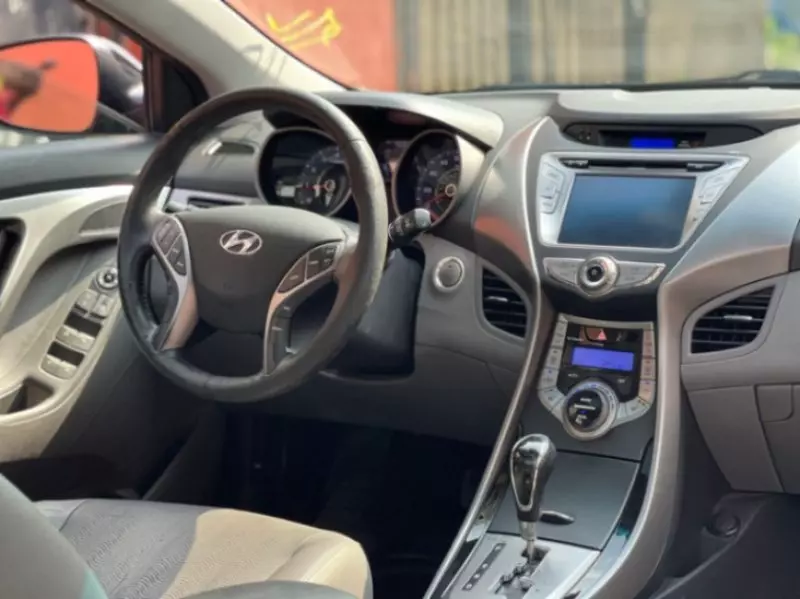 Hyundai Elantra   - 2013