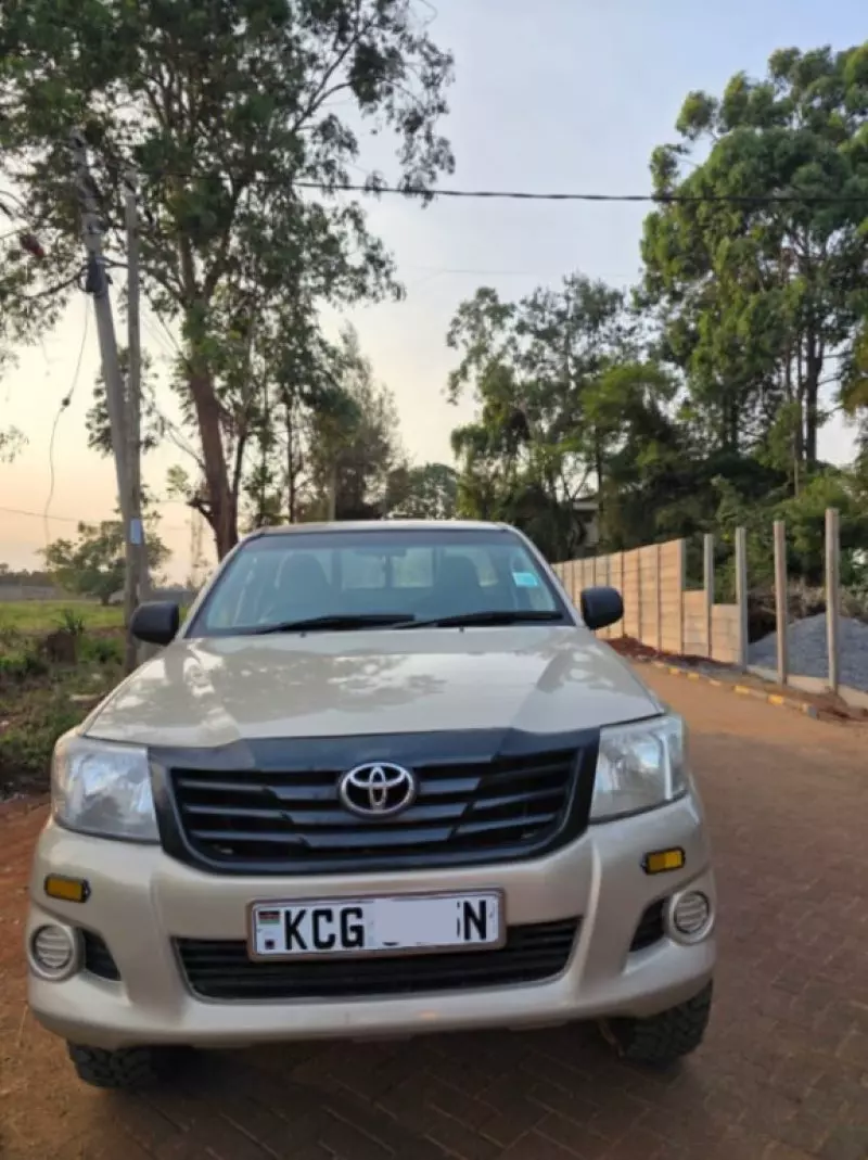 Toyota Hilux   - 2015