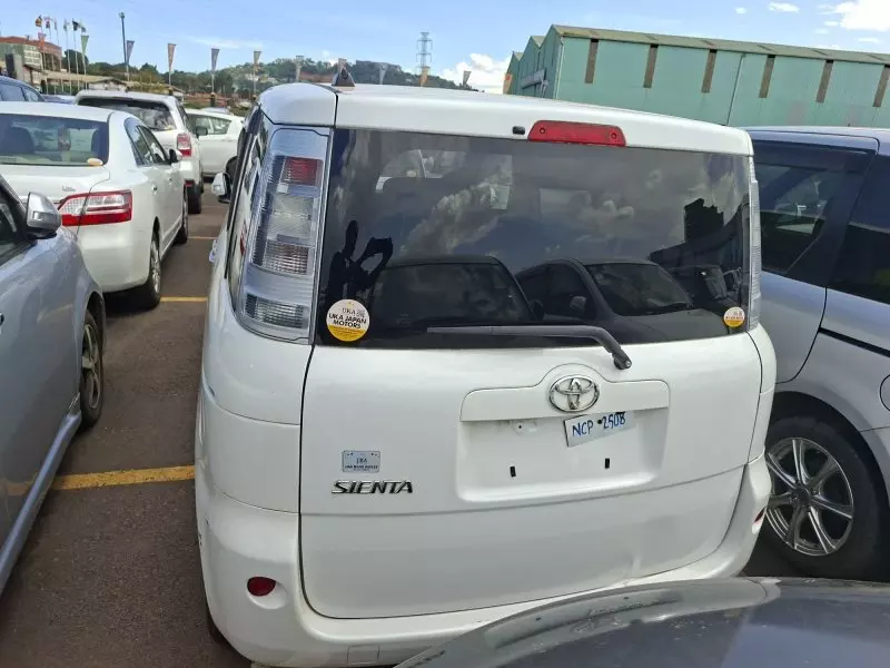 Toyota Sienta   - 2012