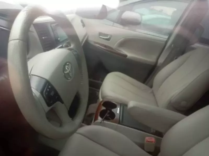 Toyota Sienna - 2013