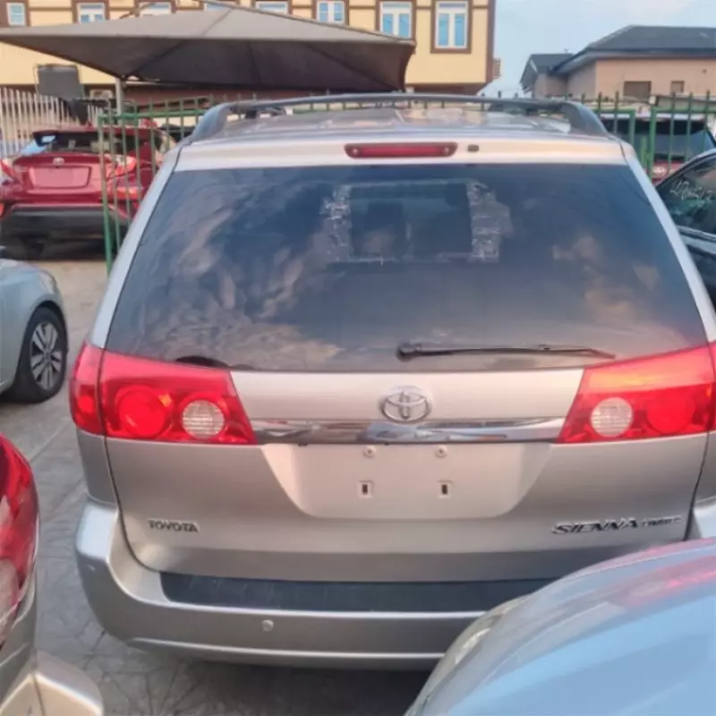 TOYOTA Sienna   - 2010