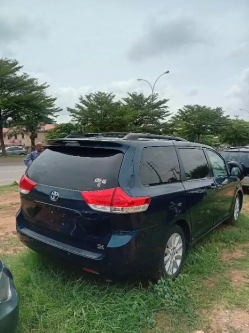 Toyota Sienna   - 2012