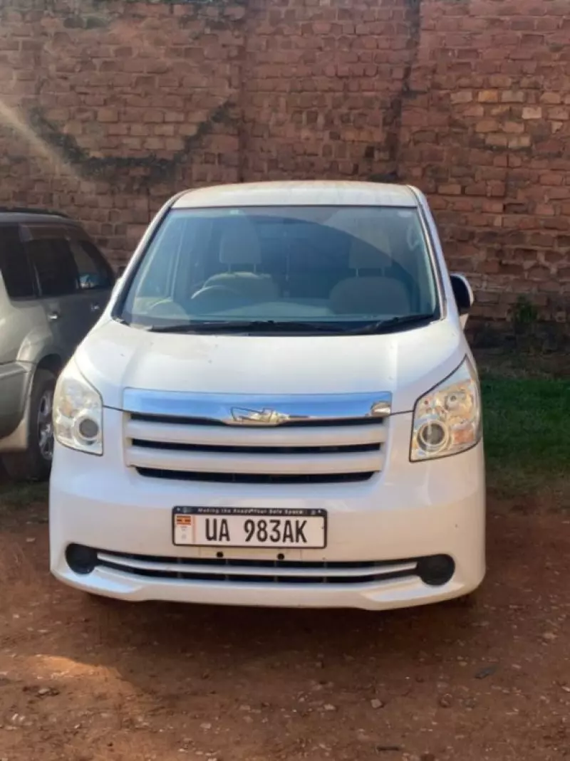 TOYOTA Noah - 2010
