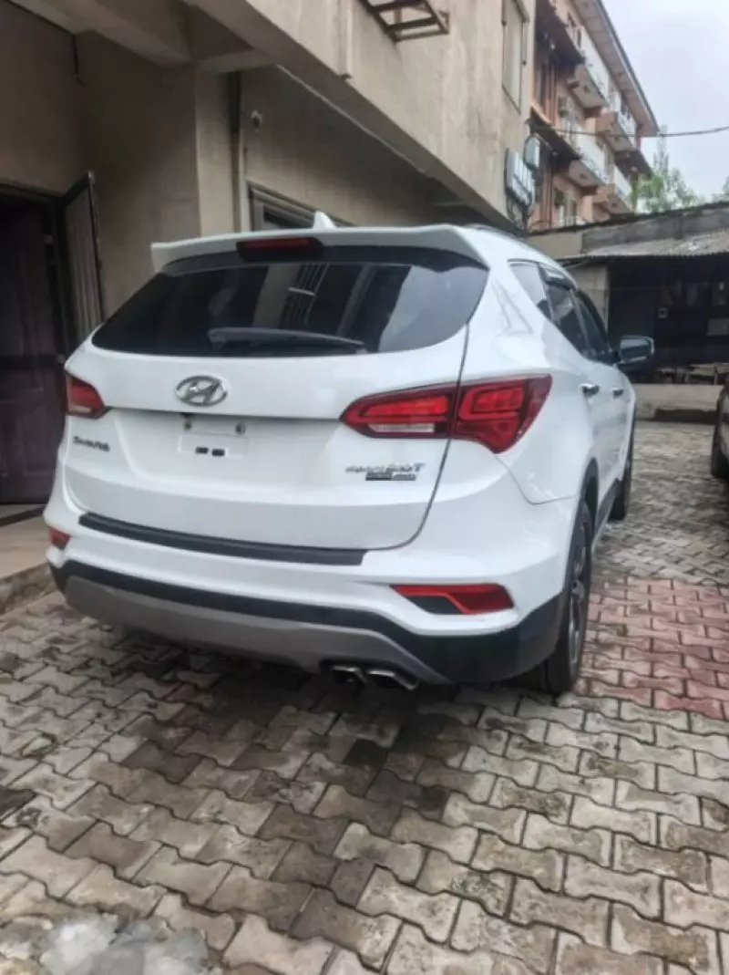 Hyundai Santa Fe   - 2017