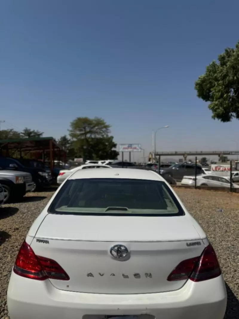 Toyota Avalon   - 2009