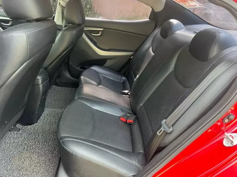 Hyundai Elantra   - 2013
