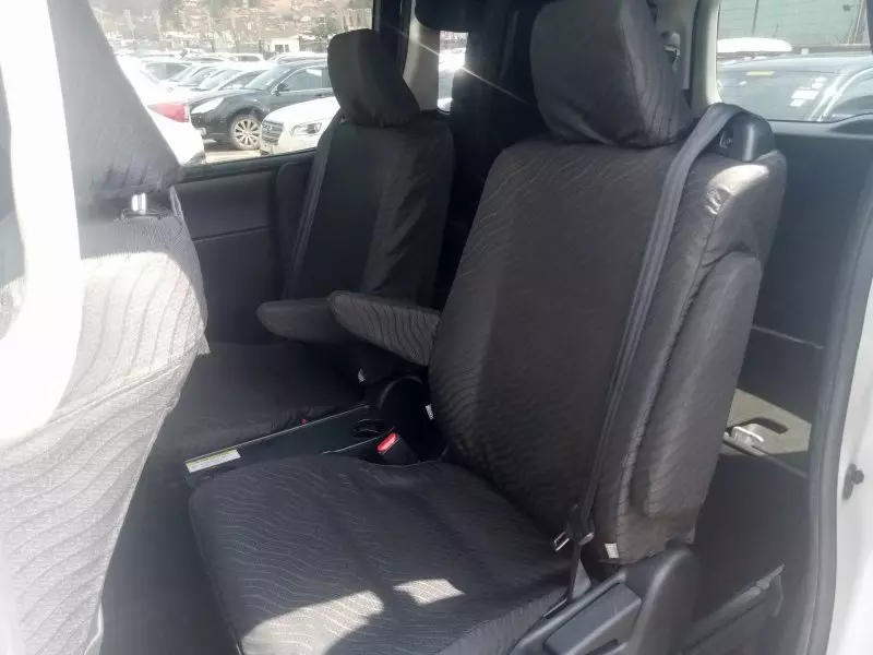 Toyota Noah Hybrid - 2016