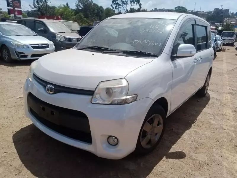 Toyota Sienta   - 2012