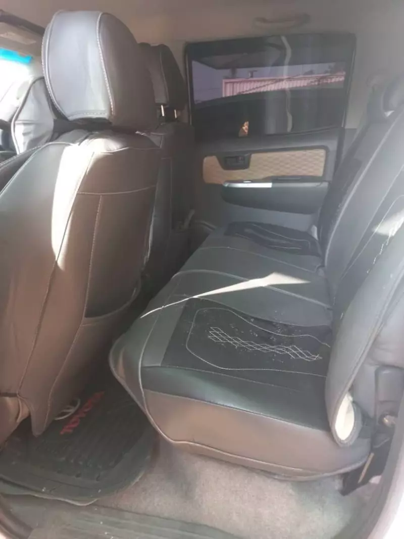 Toyota Hilux    - 2013