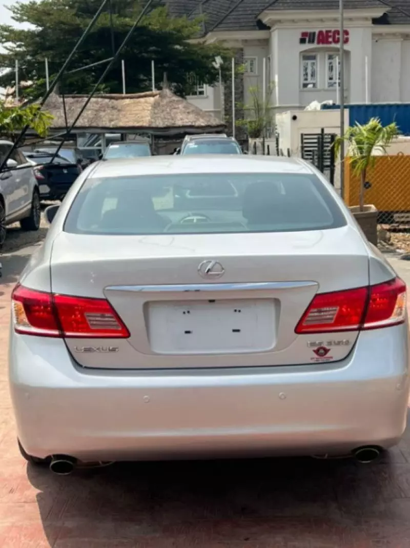 Lexus ES 300   - 2011