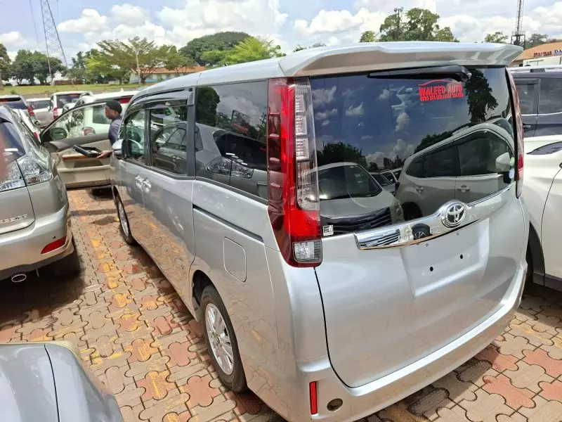 Toyota Noah   - 2014