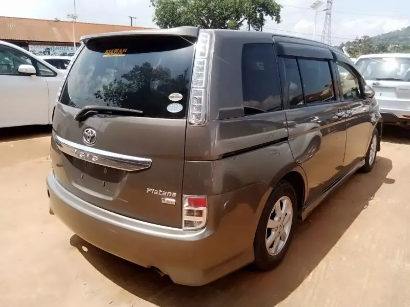 Toyota Isis    - 2012