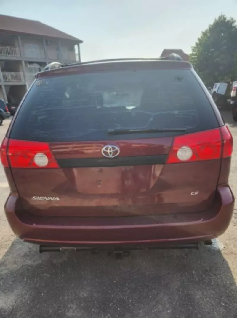 Toyota Sienna - 2011