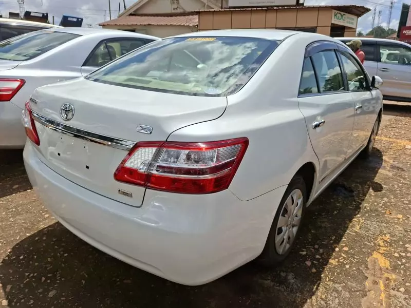 Toyota Premio    - 2011