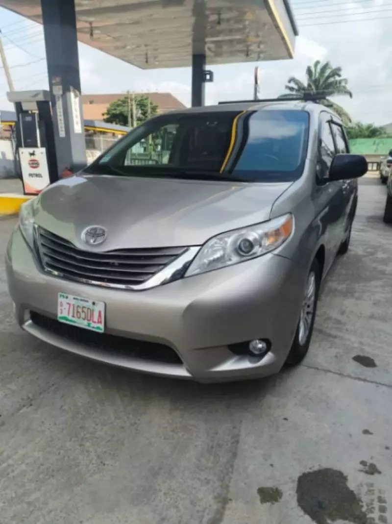 TOYOTA Sienna - 2016