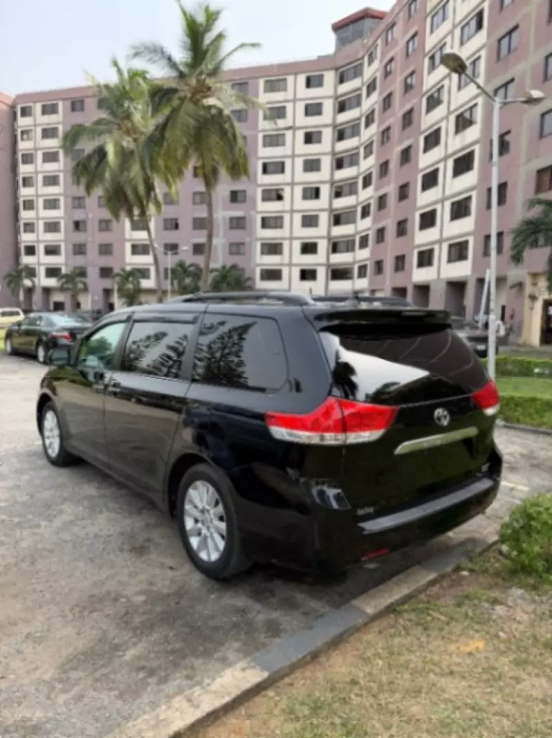 Toyota Sienna   - 2011