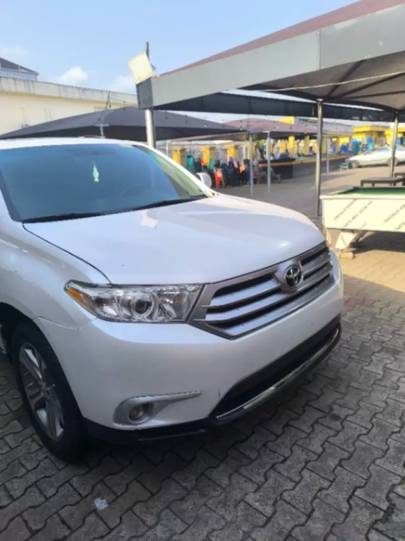 Toyota Highlander   - 2011