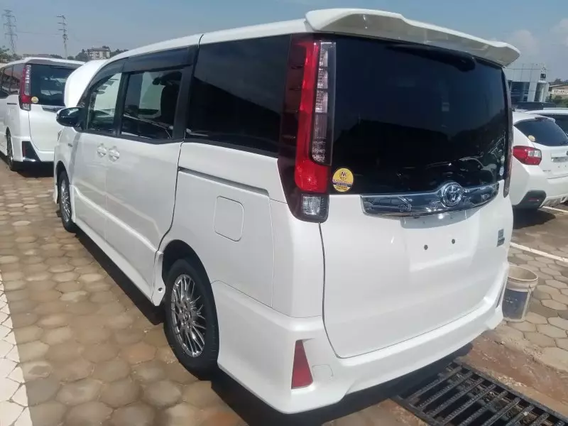 Toyota Noah Hybrid - 2016