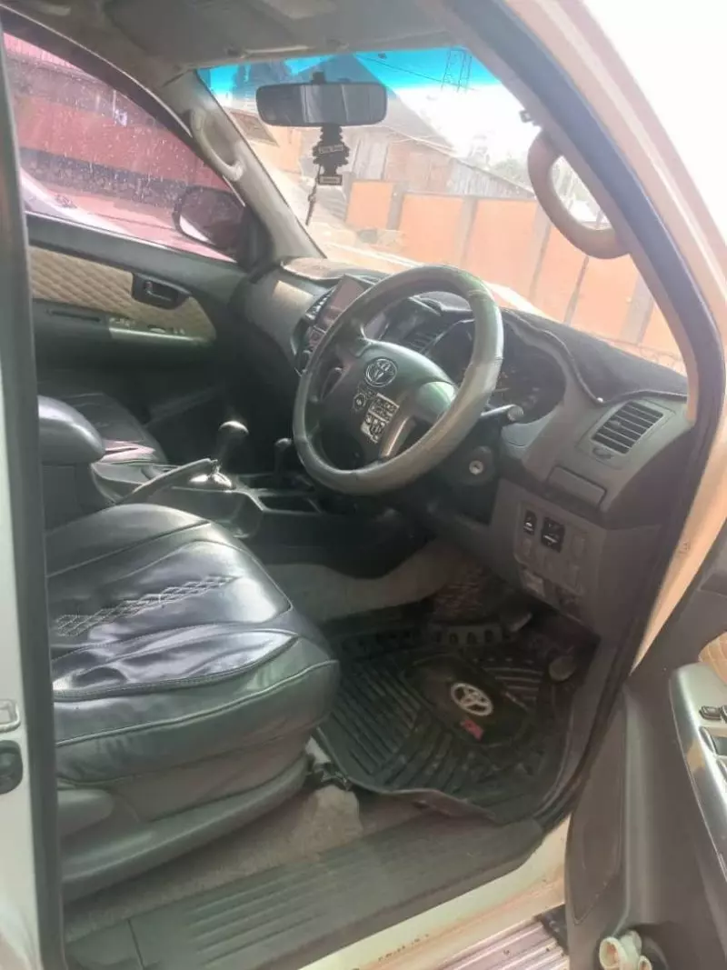 Toyota Hilux    - 2013