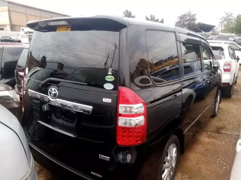 Toyota Noah   - 2012