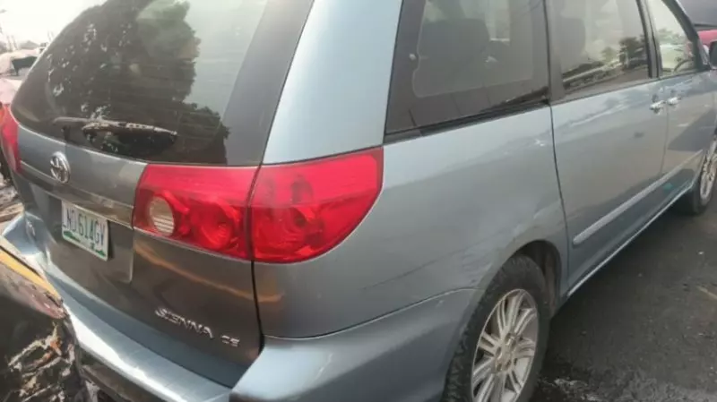 Toyota Sienna   - 2009