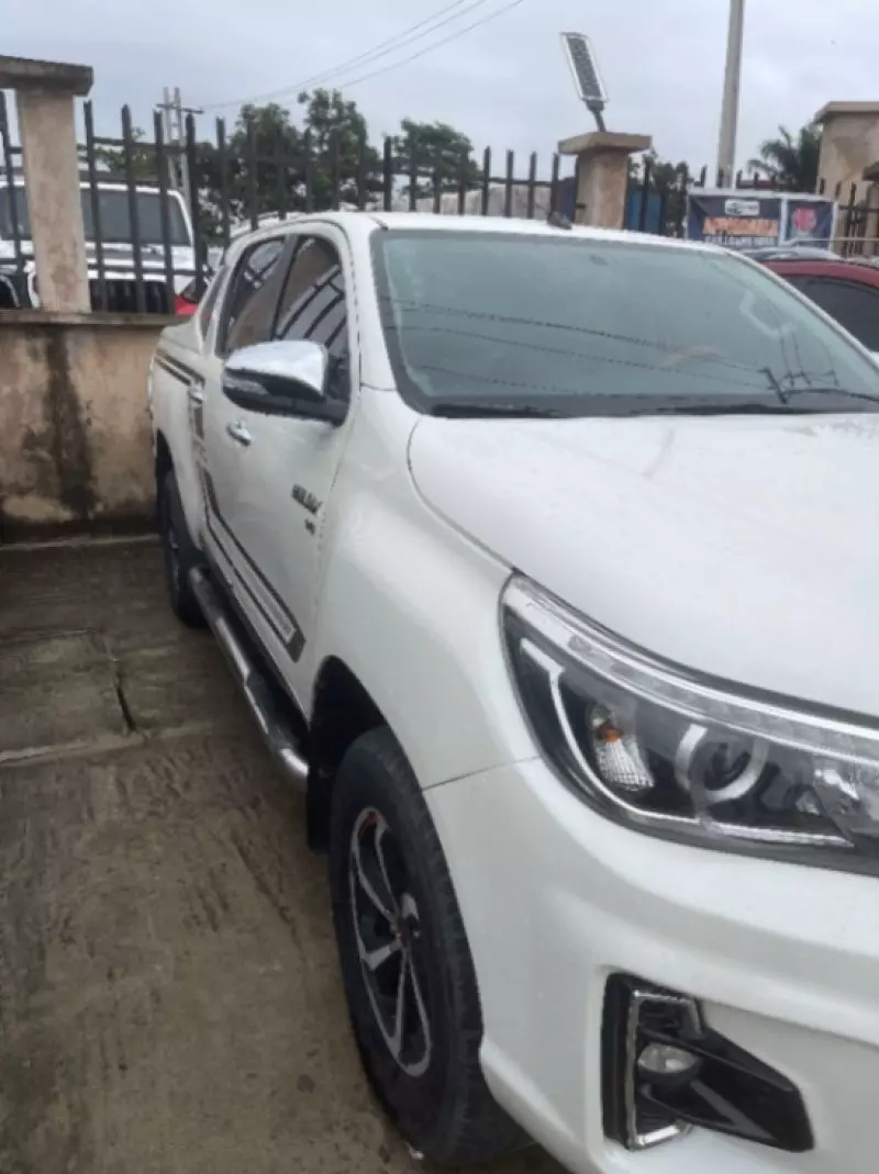 Toyota Hilux   - 2019