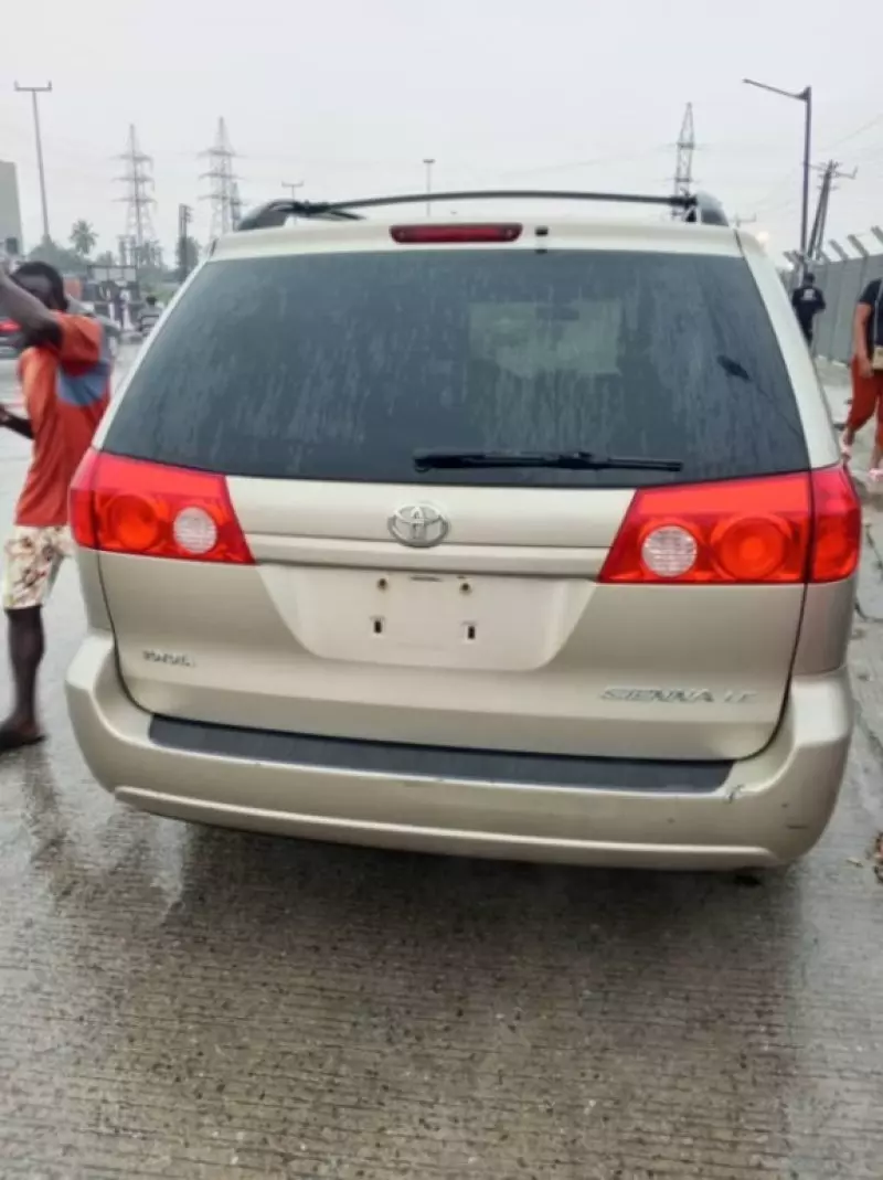 TOYOTA Sienna   - 2010