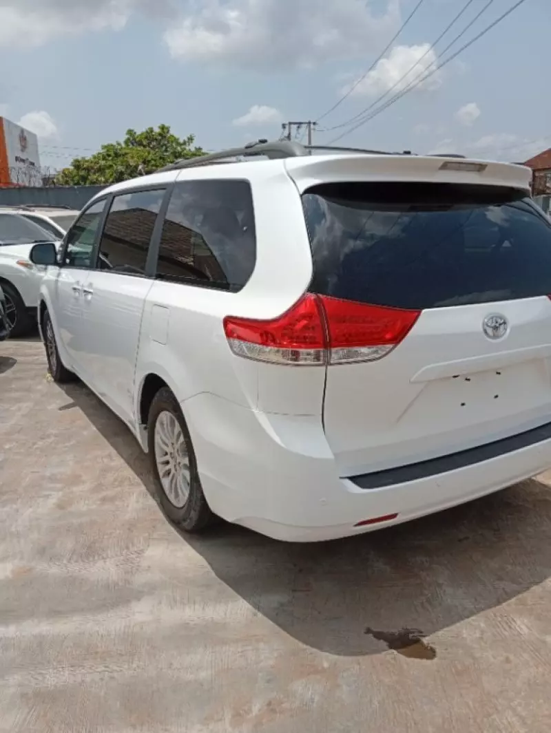 Toyota Sienna   - 2011