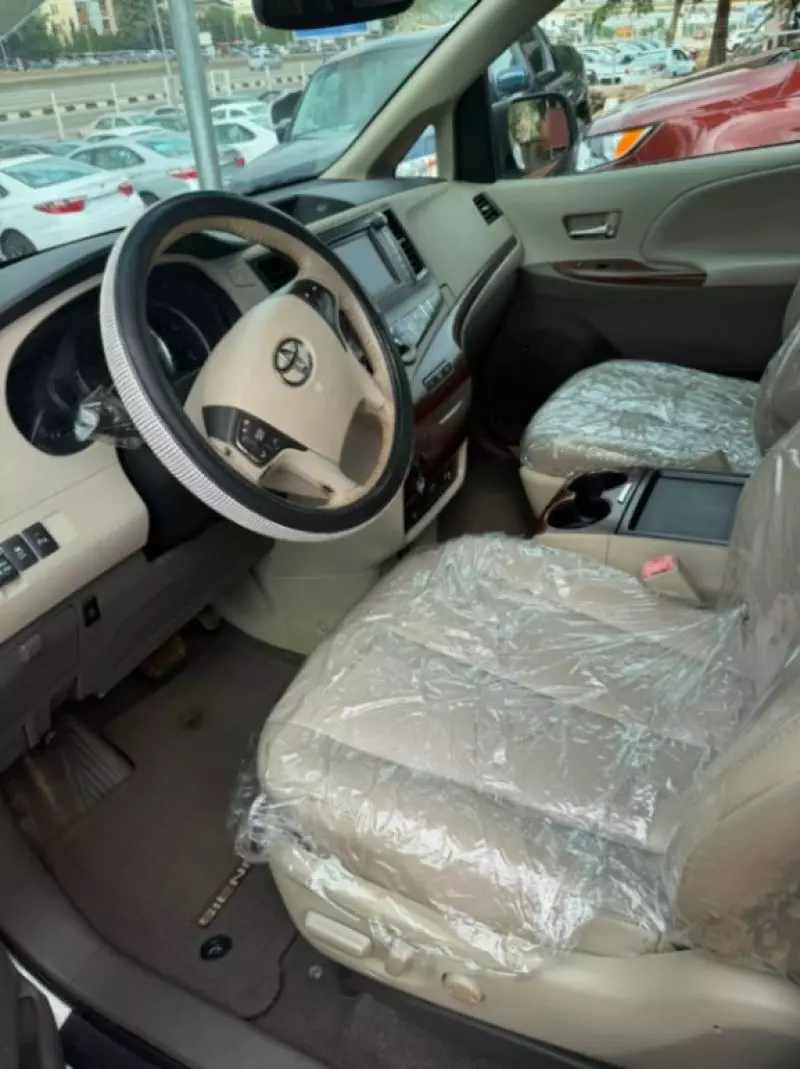 TOYOTA Sienna   - 2011