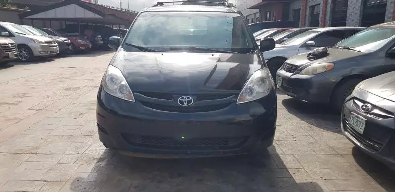 Toyota Sienna   - 2009