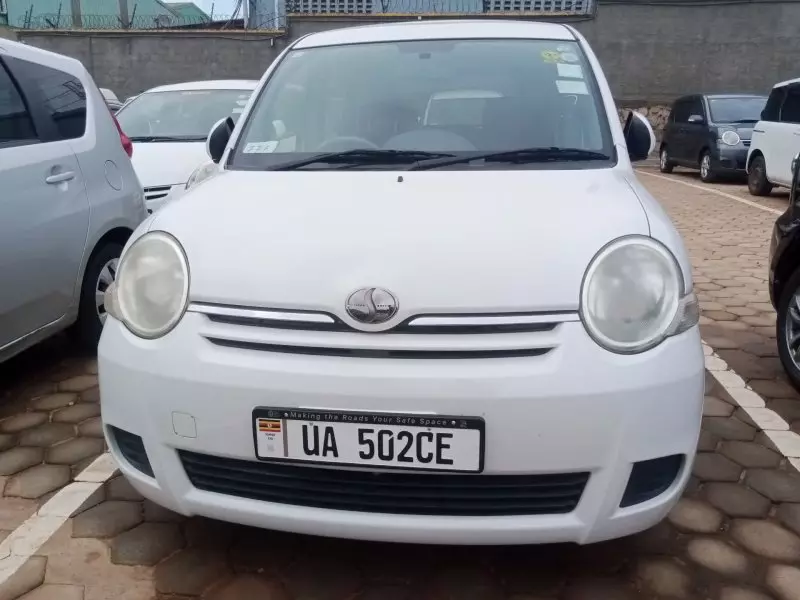 Toyota Sienta   - 2010