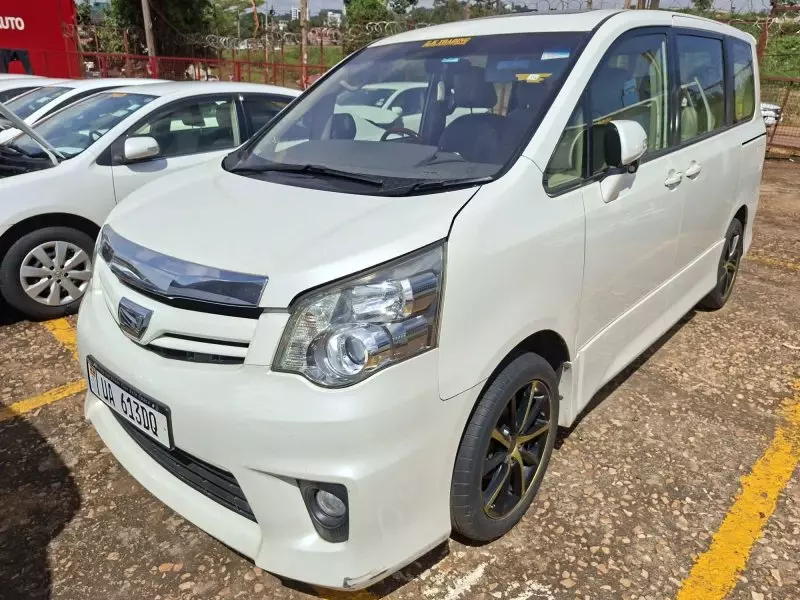 TOYOTA Noah   - 2012