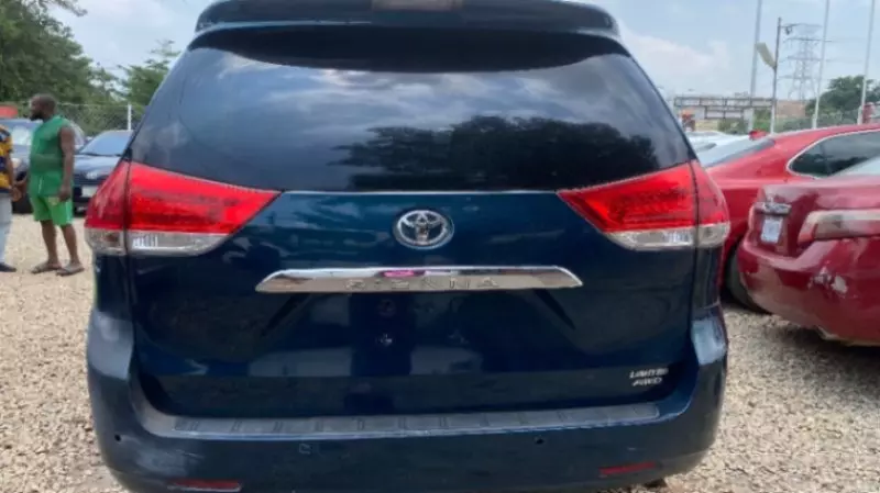 TOYOTA Sienna   - 2011