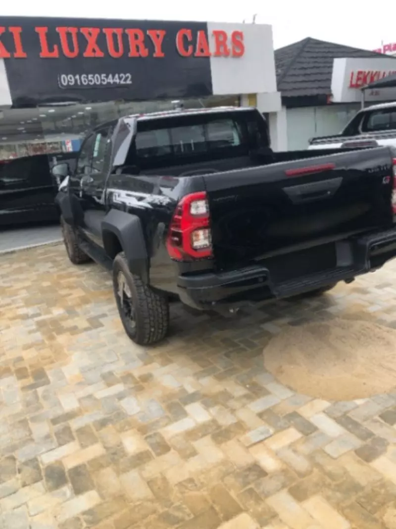 Toyota Hilux   - 2024
