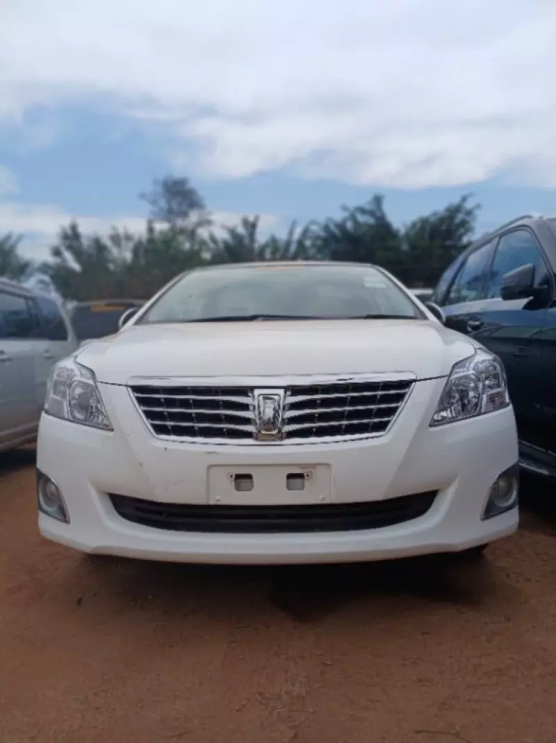 Toyota Premio    - 2012