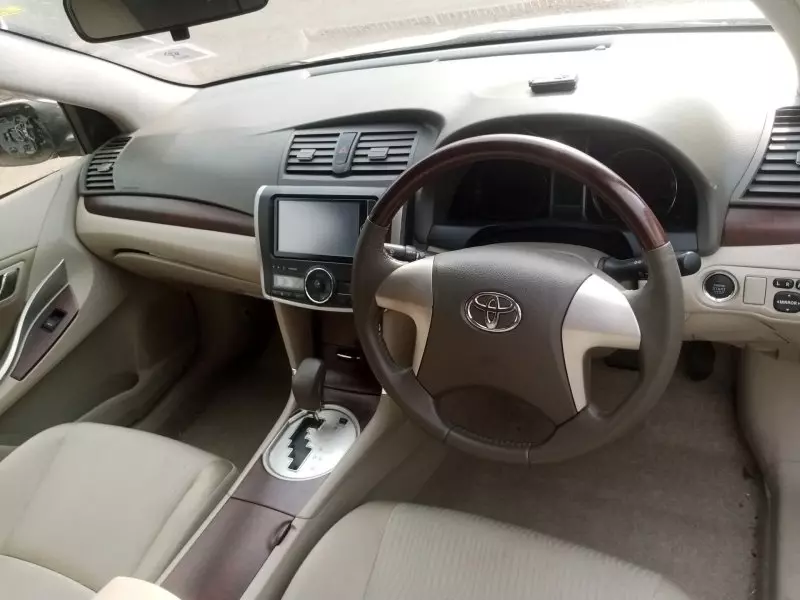 Toyota Premio    - 2012